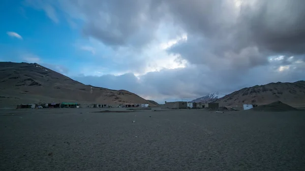 Solnedgång i öknen-mer plan i Leh Ladakh — Stockfoto