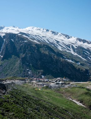 Haziran ayında Rohtang geçmek için yolda Vehical