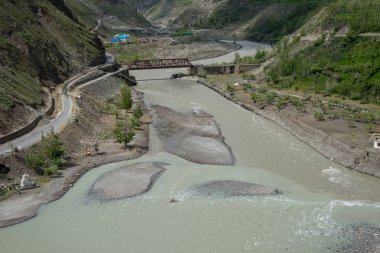 Nehir yanındaki köyün panoramik manzarası