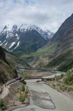 Nehir yanındaki köyün panoramik manzarası