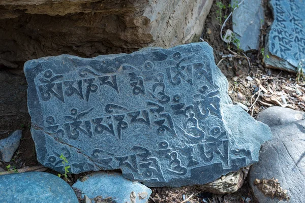 Pedra de oração budista no Himalaia, Lahual Himachal — Fotografia de Stock