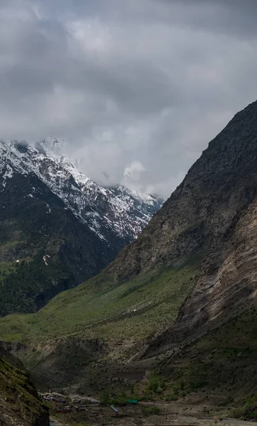 Paesaggio con e catene montuose. sfondo naturale di montagna — Foto Stock