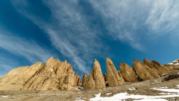 Nube Timelapse sobre montañas rocosas en himalayas — Vídeos de Stock