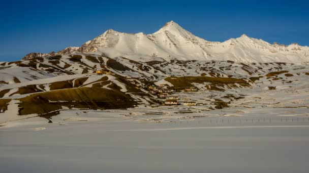 Sonnenaufgang in einem Dorf im Himalaya — Stockvideo