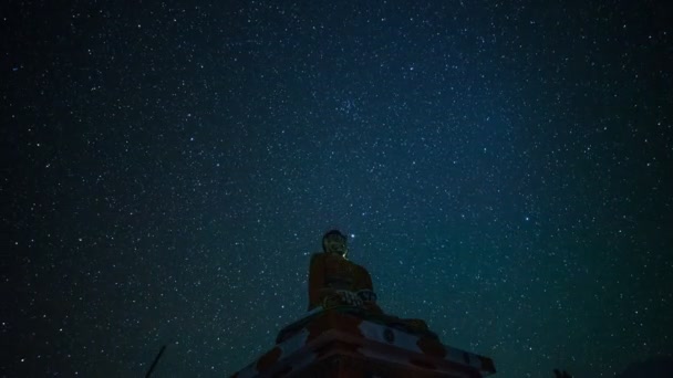 Estatua de Buda en el timelapse nocturno — Vídeo de stock