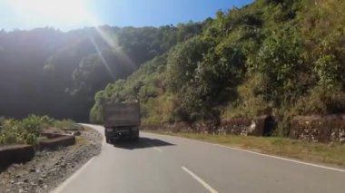 Meghalaya Dağları 'nda garaj yolu