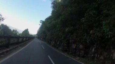 Meghalaya Dağları 'nda garaj yolu
