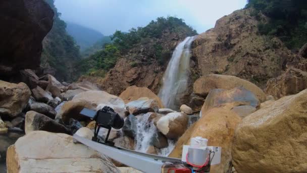 Kamera Schieberegler Bewegt Zeitraffer Über Wasserfall Megalaya — Stockvideo