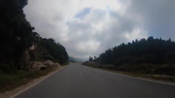 Közúti Kocsifelhajtó Timelapse Meghalayában — Stock videók