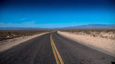 Arizona 'da çöl yolu