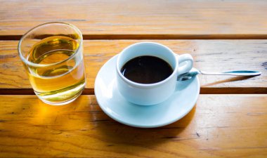 Çay Kupası ve masanın üzerine kahve fincanı