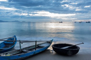 Plaj, deniz ve kum balıkçı tekneleri