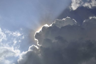 Arka plan ile büyü bulutlara ve dawn, gündoğumu günbatımı, gökyüzü