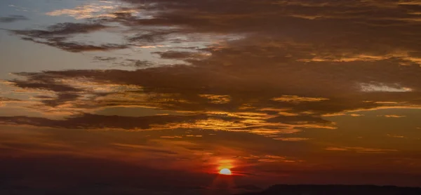 雲と夜明け 日の出 Sunsetfor グラフィック デザイン エディターで空の魔法の背景 — ストック写真