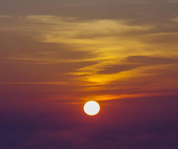 雲と夜明け 日の出 Sunsetfor グラフィック デザイン エディターで空の魔法の背景 — ストック写真