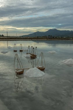 18. yüzyılda Khanh Hoa, tuz üretimi, tuz görüntülerini işledi, Vietnam değil henüz geleneksel köy denizde tuz yapılan geleneksel köyler vardı.