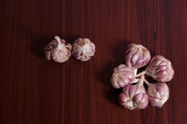 Bu Vietnam ve her yerde Güneydoğu Asya, çok lezzetli yetiştirilen aynı mor sarımsak ve baharat ana yemek olarak kullanılır