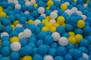 renkli plastik toplar ile arka plan, kırmızı ve sarı orta mavi. Seçim, rekabet, oluşturulan fotoğraf tasarım fikirleri, office... onun için çocuk, oyuncakları çok