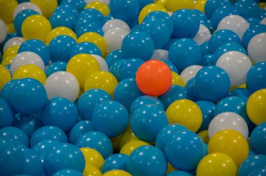 renkli plastik toplar ile arka plan, kırmızı ve sarı orta mavi. Seçim, rekabet, oluşturulan fotoğraf tasarım fikirleri, office... onun için çocuk, oyuncakları çok