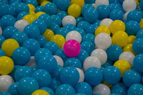 Achtergrond Met Kleurrijke Plastic Ballen Rode Gele Midden Blauw Foto — Stockfoto