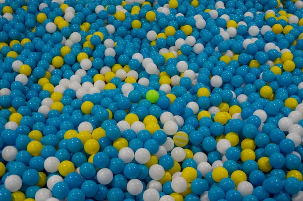 renkli plastik toplar ile arka plan, kırmızı ve sarı orta mavi. Seçim, rekabet, oluşturulan fotoğraf tasarım fikirleri, office... onun için çocuk, oyuncakları çok