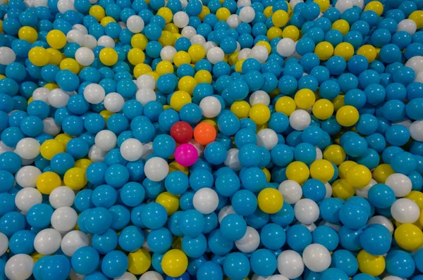 Achtergrond Met Kleurrijke Plastic Ballen Rode Gele Midden Blauw Foto — Stockfoto