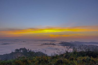 Arka plan güneş doğarken yoğun sis, gökyüzü ve bulutlar büyüdür. Panorama birkaç resim henüz eşleştirilmiş.