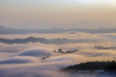 Arka plan güneş doğarken yoğun sis, gökyüzü ve bulutlar büyüdür. Panorama birkaç resim henüz eşleştirilmiş.