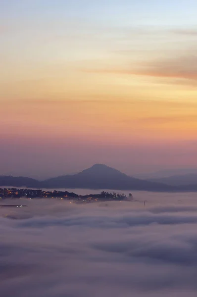 Fondo Magia Densa Niebla Cielo Las Nubes Amanecer Unas Cuantas — Foto de Stock