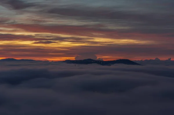 Fondo Magia Densa Niebla Cielo Las Nubes Amanecer Unas Cuantas — Foto de Stock