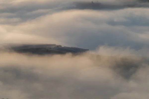 Fond Avec Épais Brouillard Couvrir Les Fermes Forêt Aube Utilisation — Photo