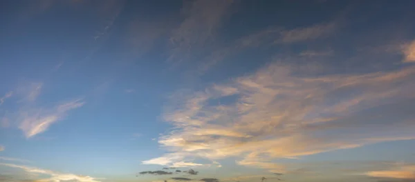 Hintergrund Mit Magie Des Himmels Und Der Wolken Der Morgendämmerung — Stockfoto
