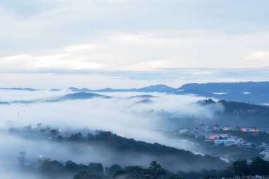 Mountais ve ışık ile sis kapağı kasaba arka plan. Reklam, tasarım, pazarlama veya kapak, duvar kağıdı resimleri kullanın
