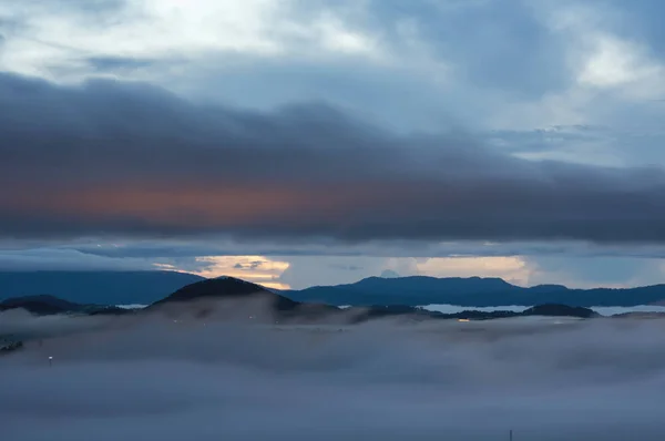 Niebla Cubre Fondo Ciudad Con Mountais Luz Imágenes Uso Para — Foto de Stock