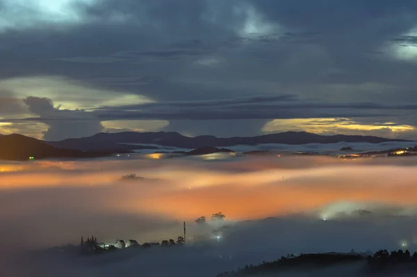 Довга Експозиція Магією Туману Покриває Місто Світло Вночі Мистецтво Пейзажної — стокове фото