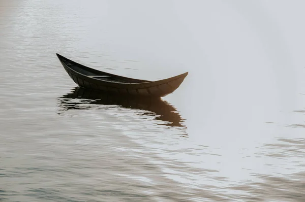 küçük bir balıkçı tekneleri refection fiyort üzerinde
