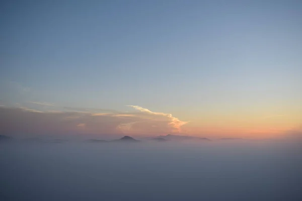 Der Gipfel Berg Dichte Nebeldecke Berge Mit Hintergrund Sind Blauer — Stockfoto