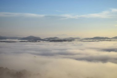 En yüksek dağ, yoğun sis kapağı Dağları ile arka plan mavi gökyüzü, temiz hava vardır ve şafakta sis
