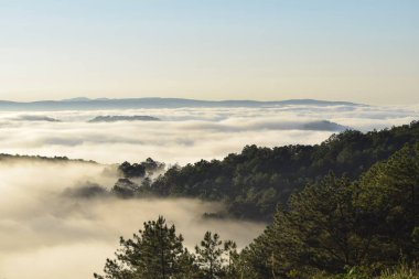 En yüksek dağ, yoğun sis kapağı Dağları ile arka plan mavi gökyüzü, temiz hava vardır ve şafakta sis