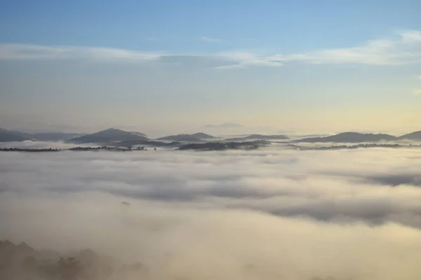 Montaña Pico Densas Montañas Cubiertas Niebla Con Fondo Son Cielo — Foto de Stock