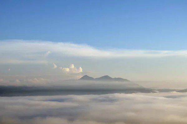 Montaña Pico Densas Montañas Cubiertas Niebla Con Fondo Son Cielo — Foto de Stock