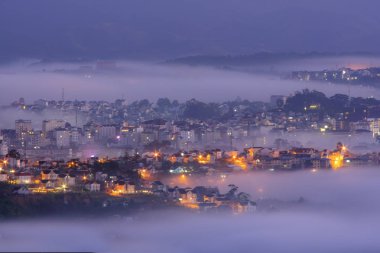 Sis kapağı Dalat Yaylası toprakları, Vietnam, arka plan ile büyü yoğun sis ve güneş ışınları, şafakta güneş