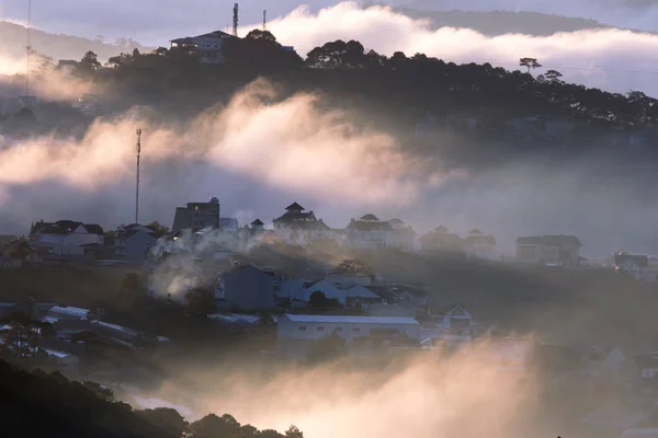 雾覆盖大叻高原土地 背景与神奇的浓雾和太阳光线 阳光在黎明 — 图库照片