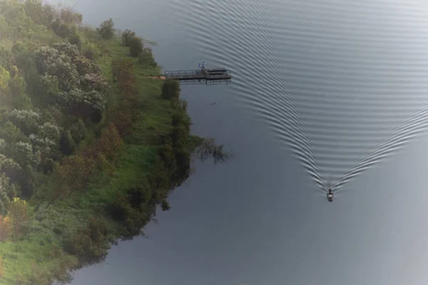Небольшая Прогулочная Лодка Озере Утром Туманом Отдыхом — стоковое фото