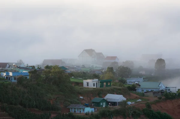 Campo Com Pequenas Casas Fazenda Fundo Com Nevoeiro Denso Mágico — Fotografia de Stock