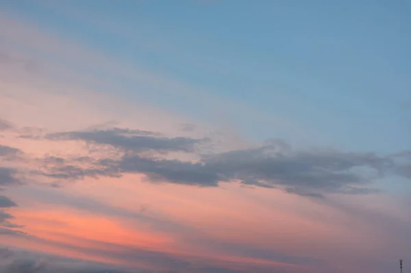 空と夜明けと夕暮れの雲の魔法の背景 グラフィック デザイン カバー 移植用の写真 — ストック写真