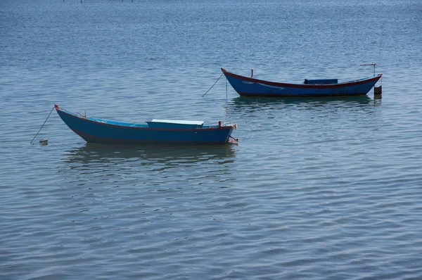 Маленькие Рыбацкие Лодки Рыбак Голубом Фоне Неба Залива Использование Фотографий — стоковое фото