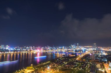 Da Nang City, Vietnam köprüler, binalar ve denize akan nehrin hayal ışıktan büyü ile gece sahne