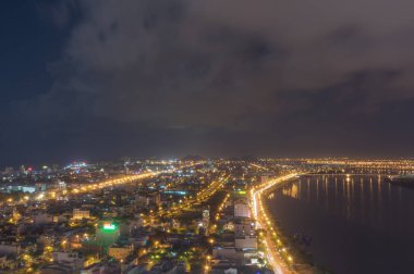 Da Nang City, Vietnam köprüler, binalar ve denize akan nehrin hayal ışıktan büyü ile gece sahne