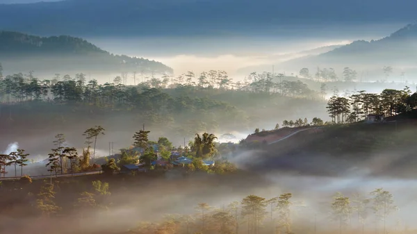 日出时山谷中的小村庄上美丽阳光的最佳全景和风景图片 — 图库照片